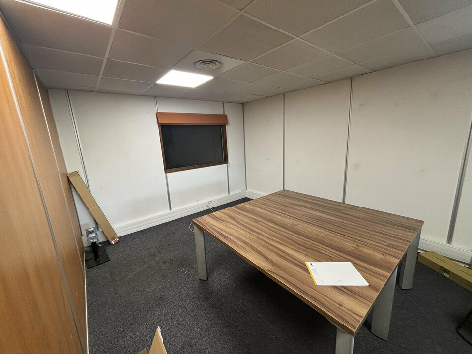 LOCAUX D'ACTIVITE - ENTREPOTS à Louer